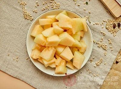 吃哈密瓜喉咙干,喉咙干涩背后的秘密解析